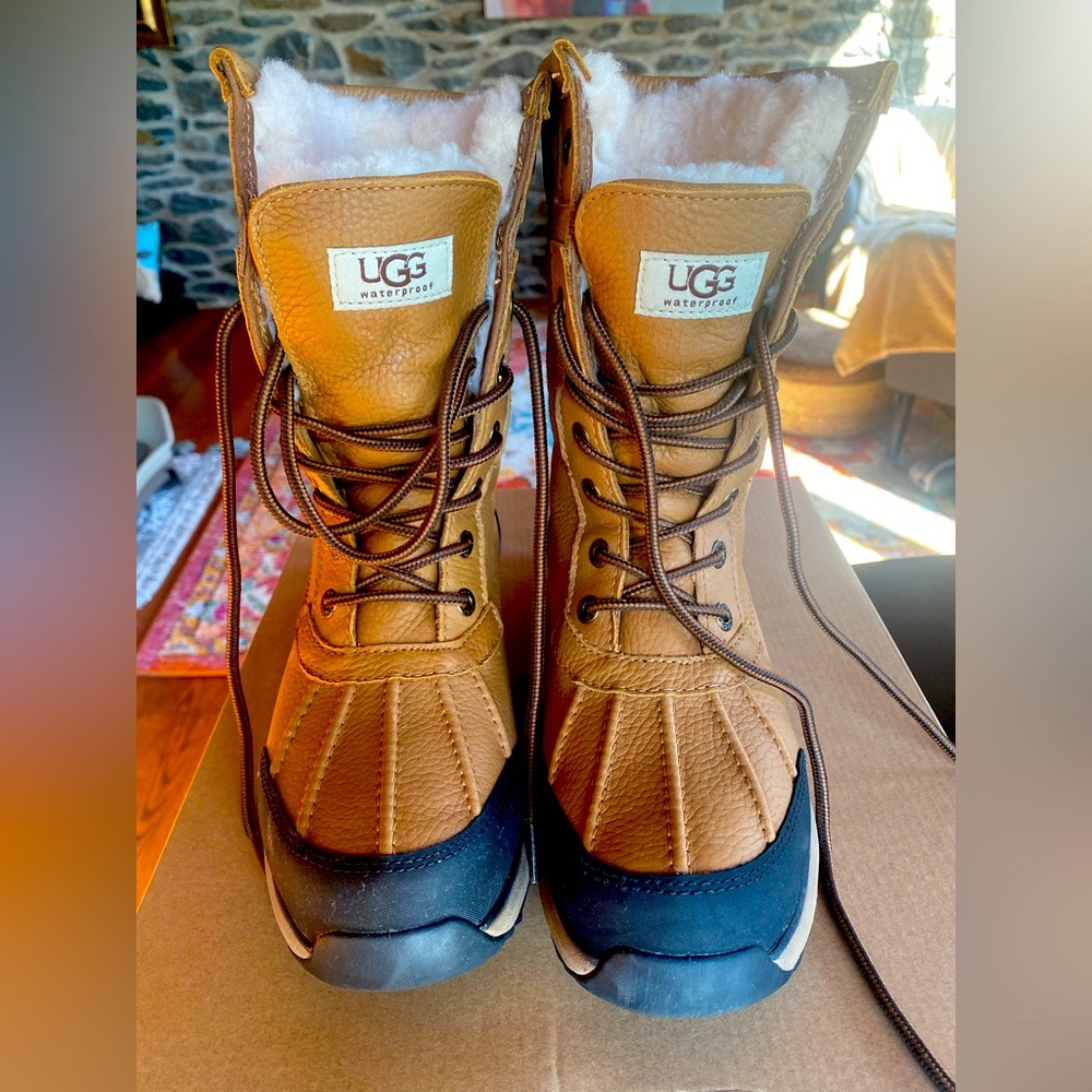 Ugg Adirondack Boot III size 7 1/2 Excellent condition. Worn once
